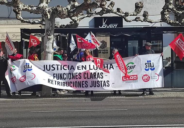 Los sindicatos de Justicia reciben al ministro Bolaños con una protesta